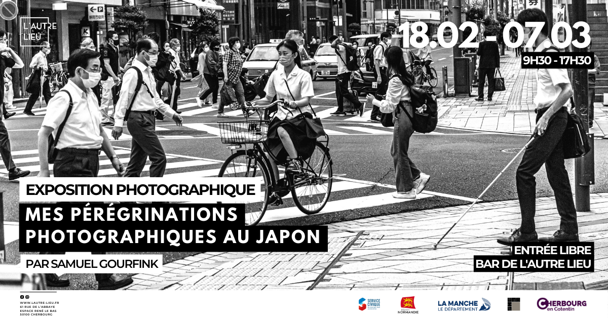 “Mes pérégrinations photographiques au Japon. J'ai arpenté les rues de Tokyo, Shizuoka, Kyoto, Kanazawa et bien d'autres encore avec l'intention de capturer une vision personnelle et authentique de ce pays. L'œil rivé à mon appareil, je cherchais à saisir ma propre vérité sur le Japon, celle que je perçois dans le contraste de cette société à la fois accueillante et cloisonnée. Le noir et blanc s'est imposé pour effacer toute symbolique des clichés habituels des photos de vacances. À travers les contrastes bruts de l'image, j'espère capturer les dualités de cette culture, entre tradition et modernité." Samuel Gourfink